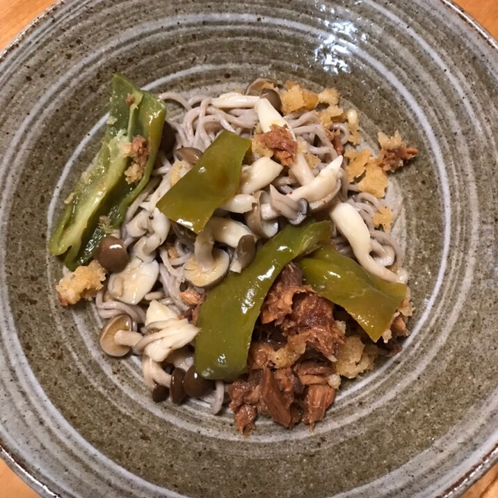 しめじとはごろも煮、ピーマンの天かす冷やし蕎麦